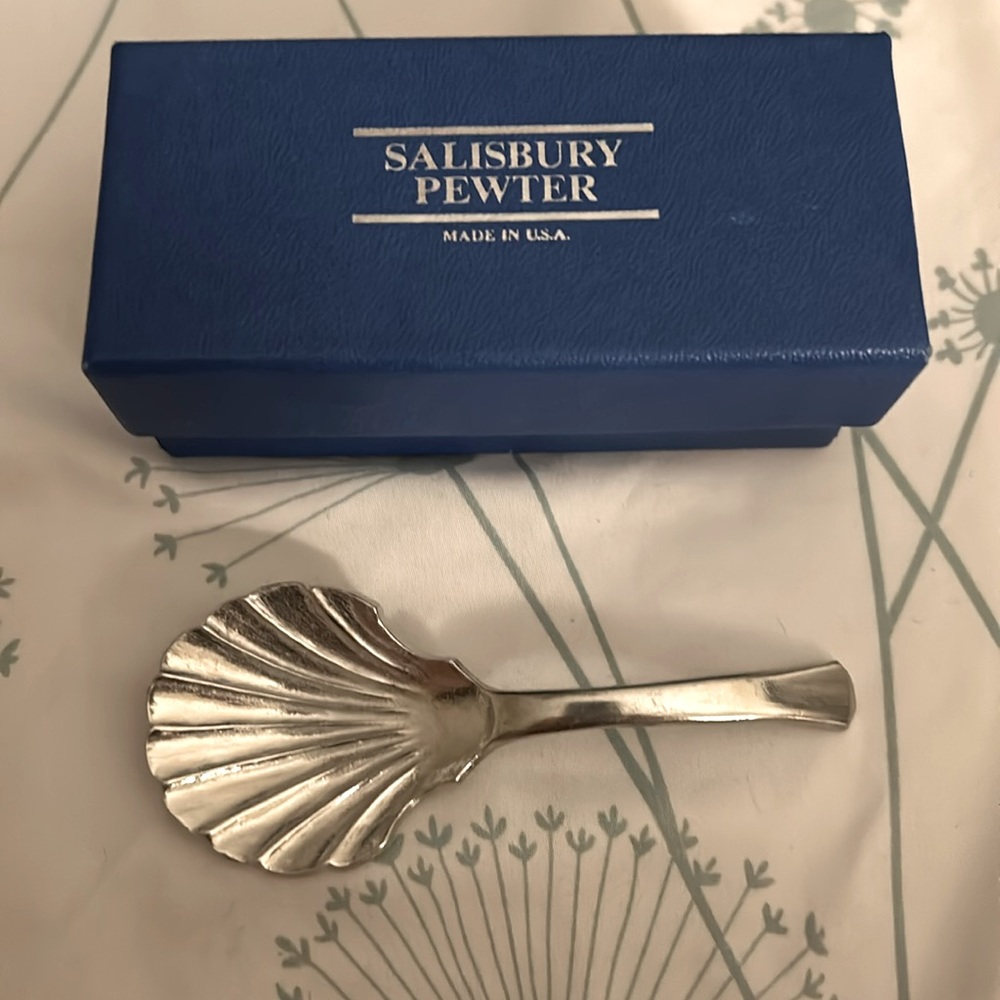 Pewter shell tea caddy spoon from Salisbury Pewter. Made in the USA